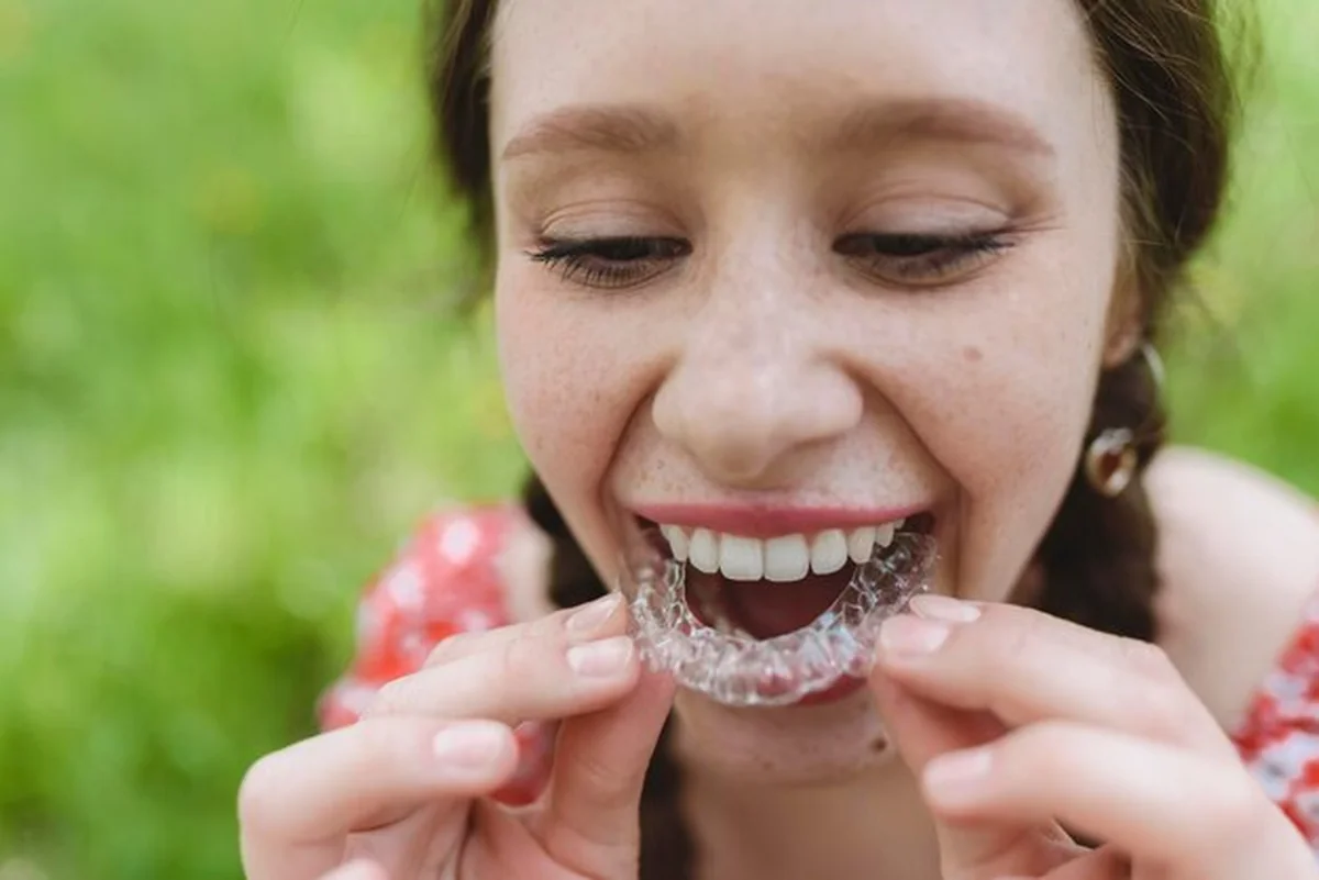 Uśmiechnięta dziewczyna nakładająca ustawki