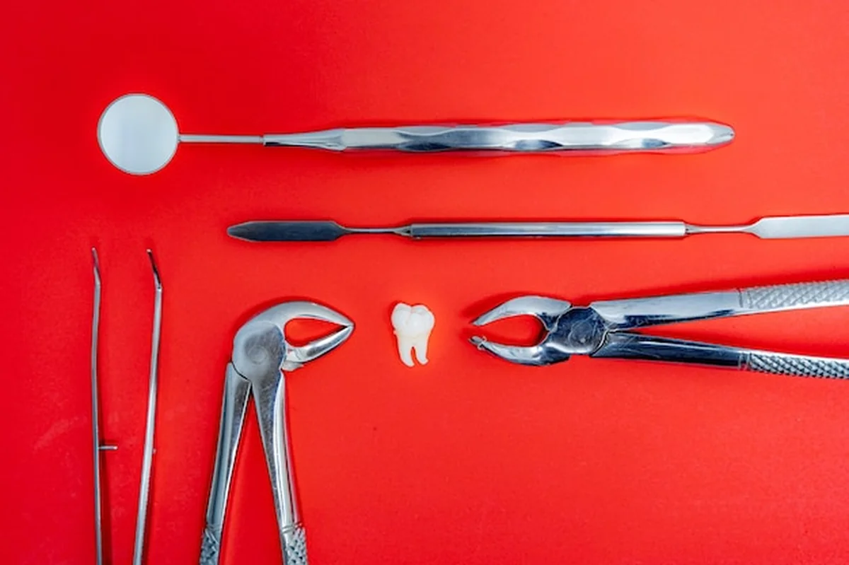 Specjalne medyczne instrumenty dentystyczne do badania pacjenta na białym tle