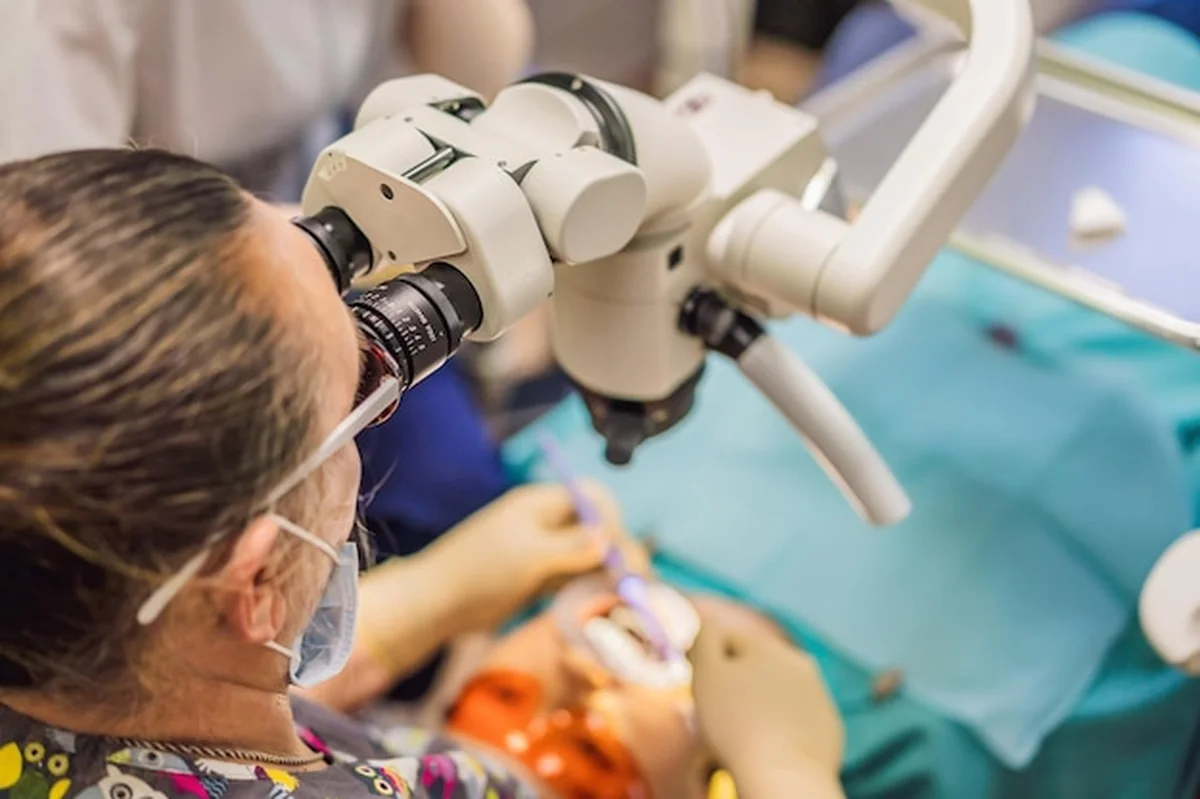 Kobieta pod mikroskopem u dentysty