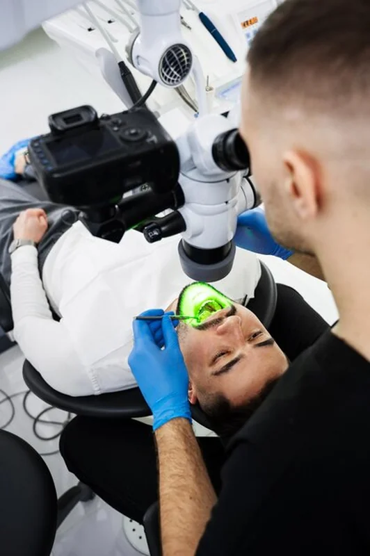 Stomatolog używa cyfrowego mikroskopu chirurgicznego