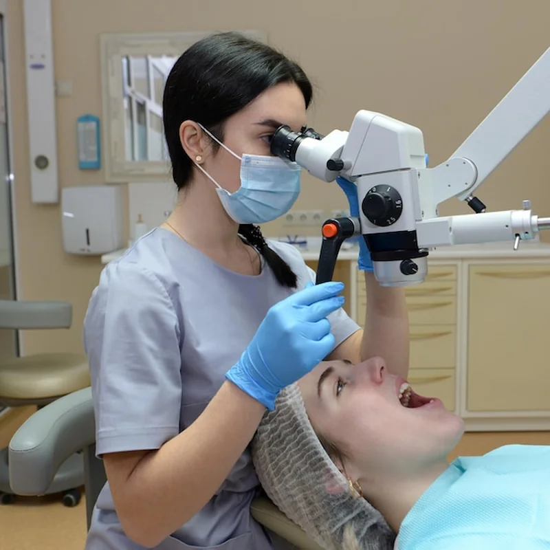 Jak wygląda leczenie kanałowe pod mikroskopem? Stomatologia wyjaśnia