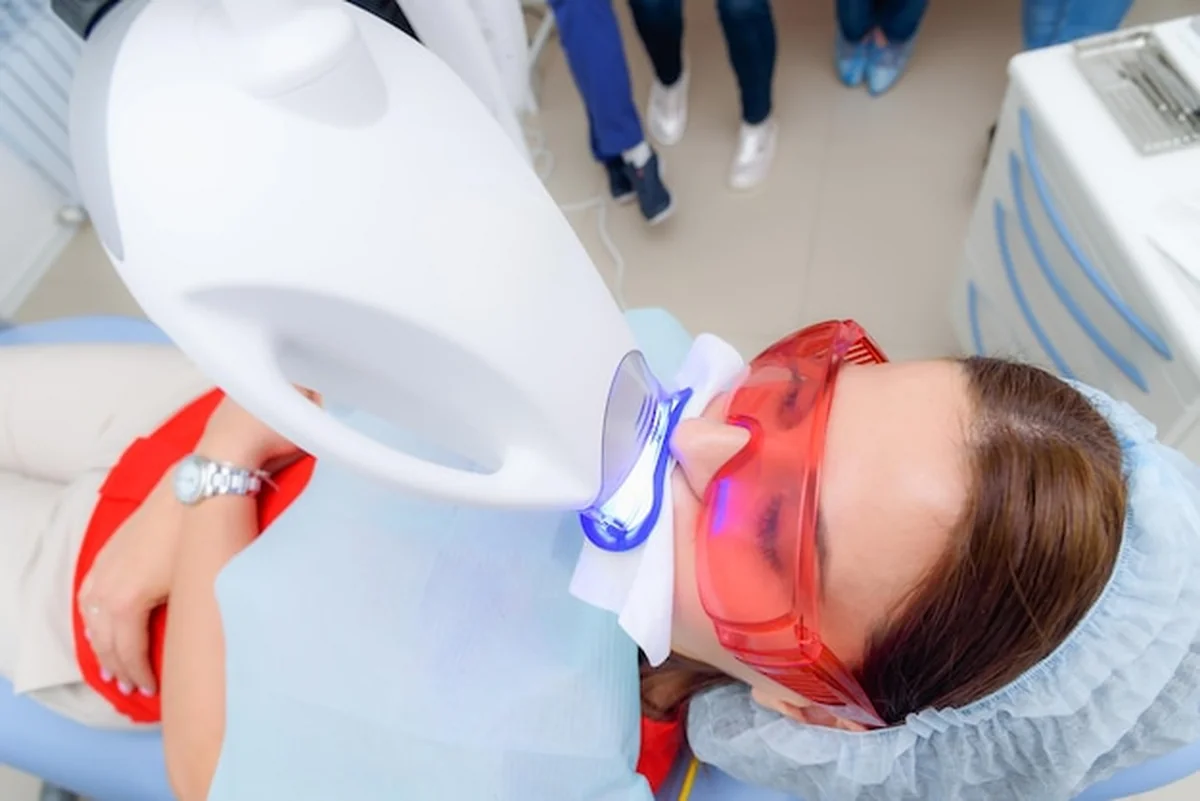 Pacjent podczas wybielania zębów lampą ultrafioletową