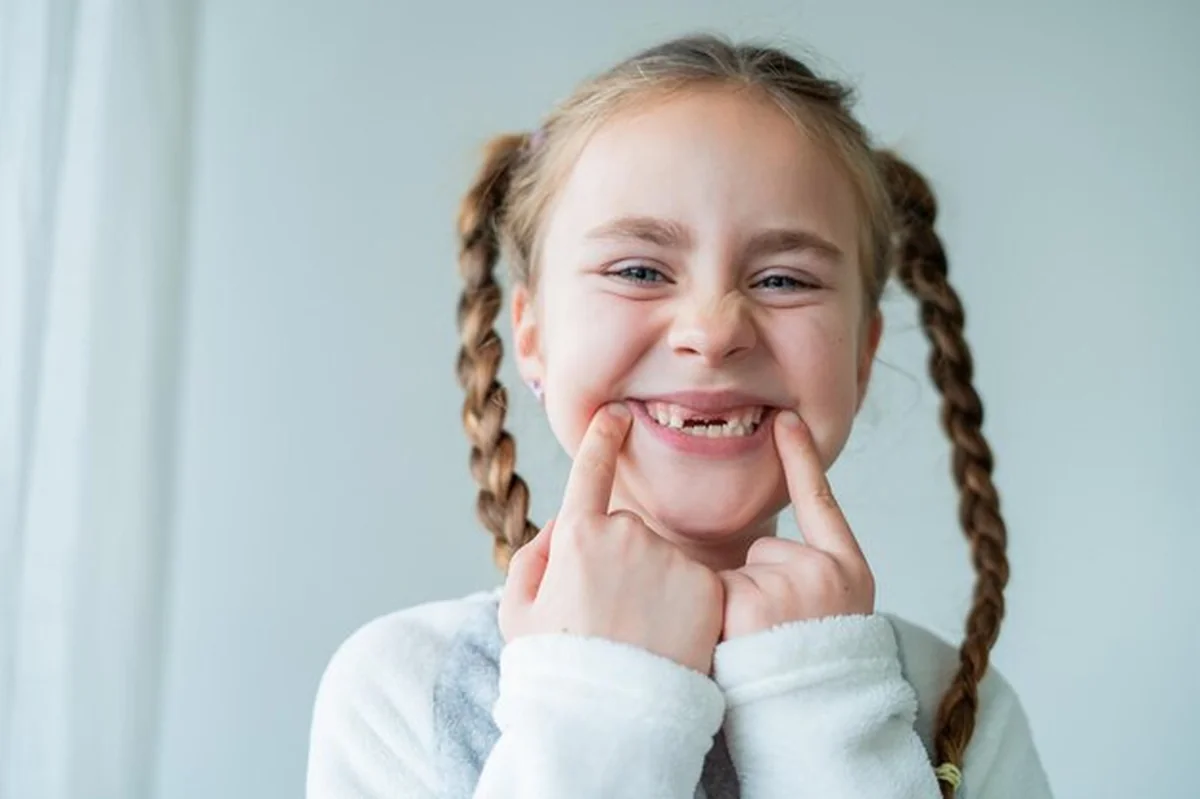 Portret dziewczynki bez zębów