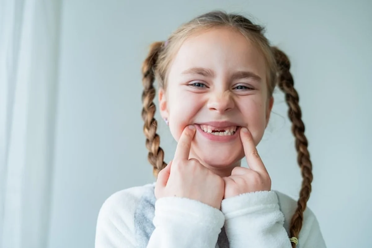 Portret dziewczynki bez zębów