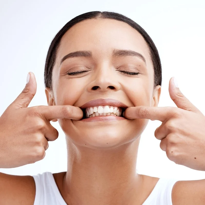 Najskuteczniejsze wybielanie zębów w domu – sprawdź metody